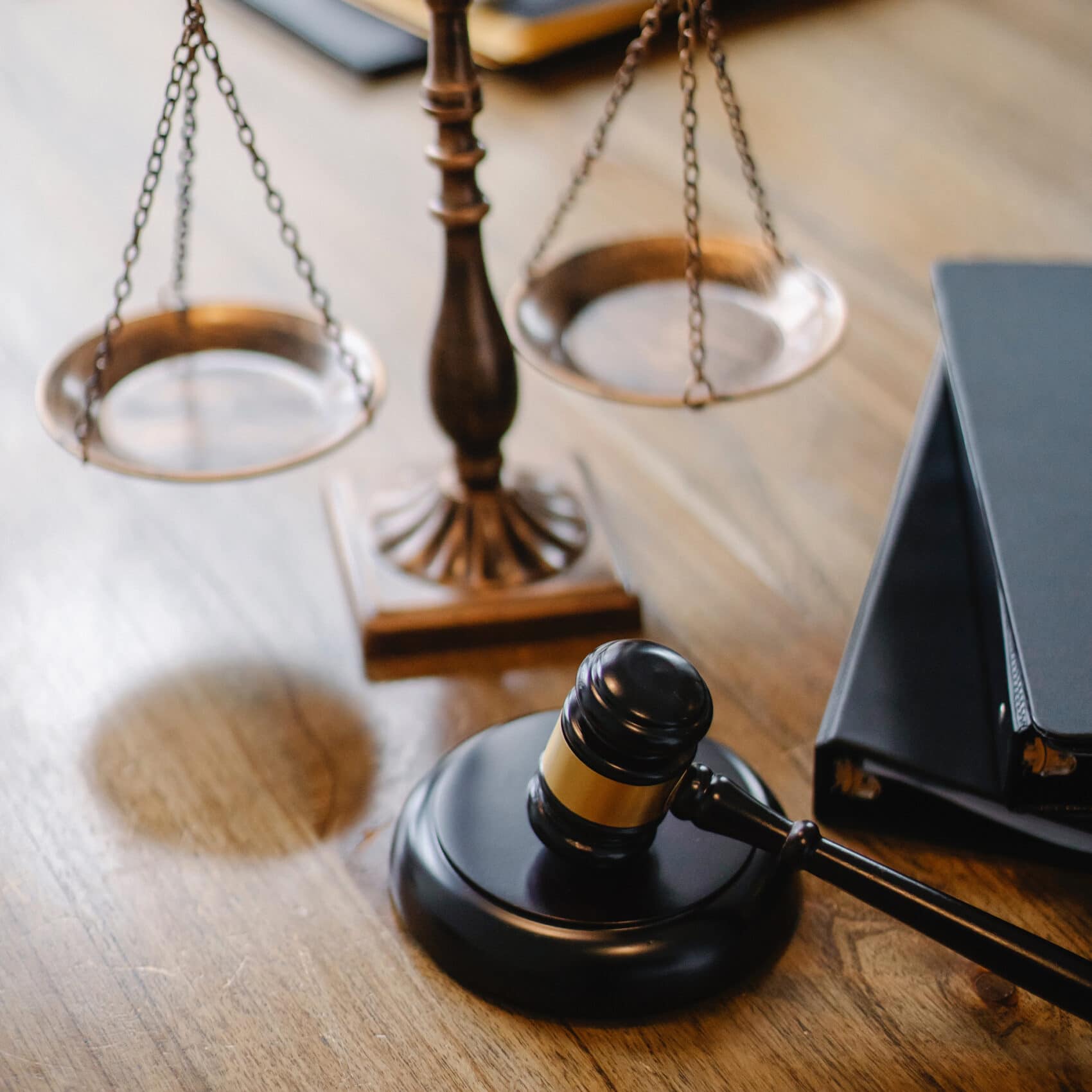 legal balance and gavel